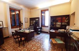 Spacious apartment with a garage in Florence, Tuscany, Italy for 1,500,000 €