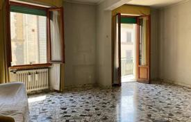 Large apartment for renovation in Florence, Tuscany, Italy for 750,000 €