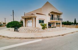 Villa with 4 bedrooms, garden, parking, in the village of Derynia for 350,000 €